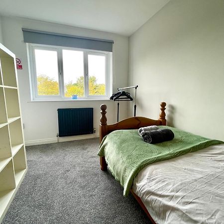 סטאנסטד מאונטפיצ'ט Large 5 Bed Detached House Near Stansted Airport With Parking For 2 Vehicles! Stansted Stays מראה חיצוני תמונה