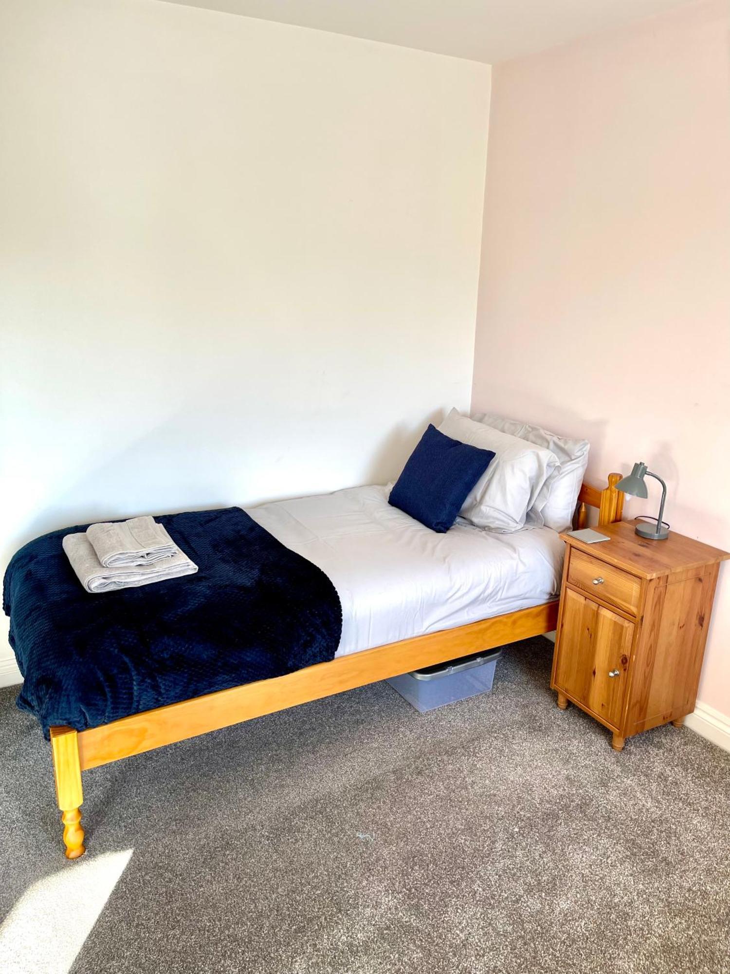 סטאנסטד מאונטפיצ'ט Large 5 Bed Detached House Near Stansted Airport With Parking For 2 Vehicles! Stansted Stays מראה חיצוני תמונה