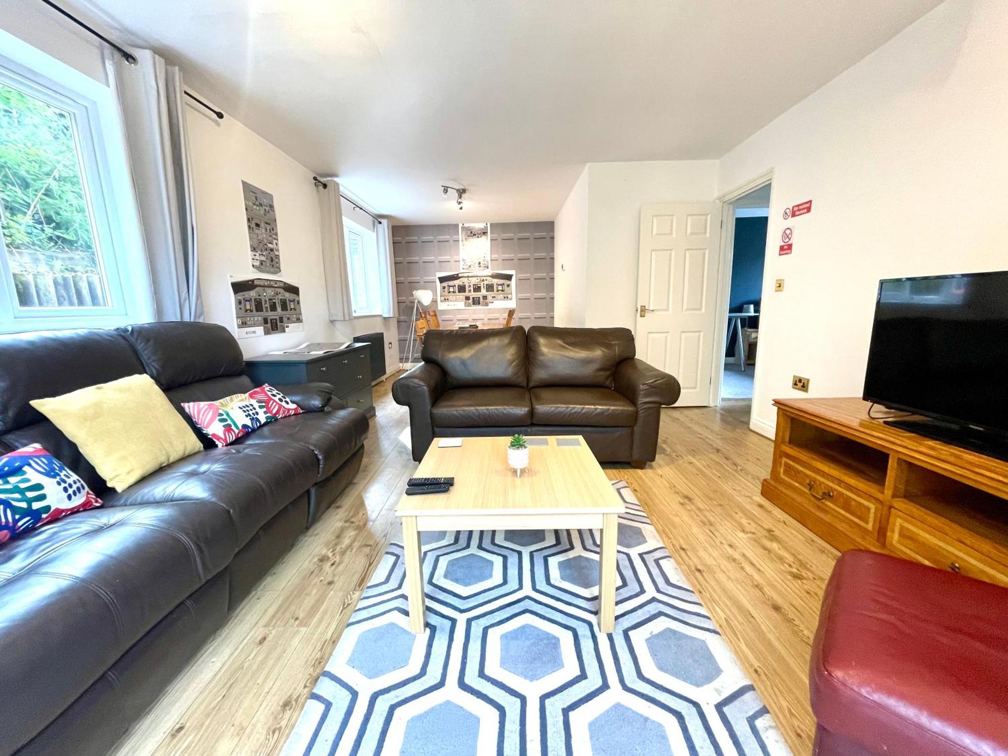 סטאנסטד מאונטפיצ'ט Large 5 Bed Detached House Near Stansted Airport With Parking For 2 Vehicles! Stansted Stays מראה חיצוני תמונה