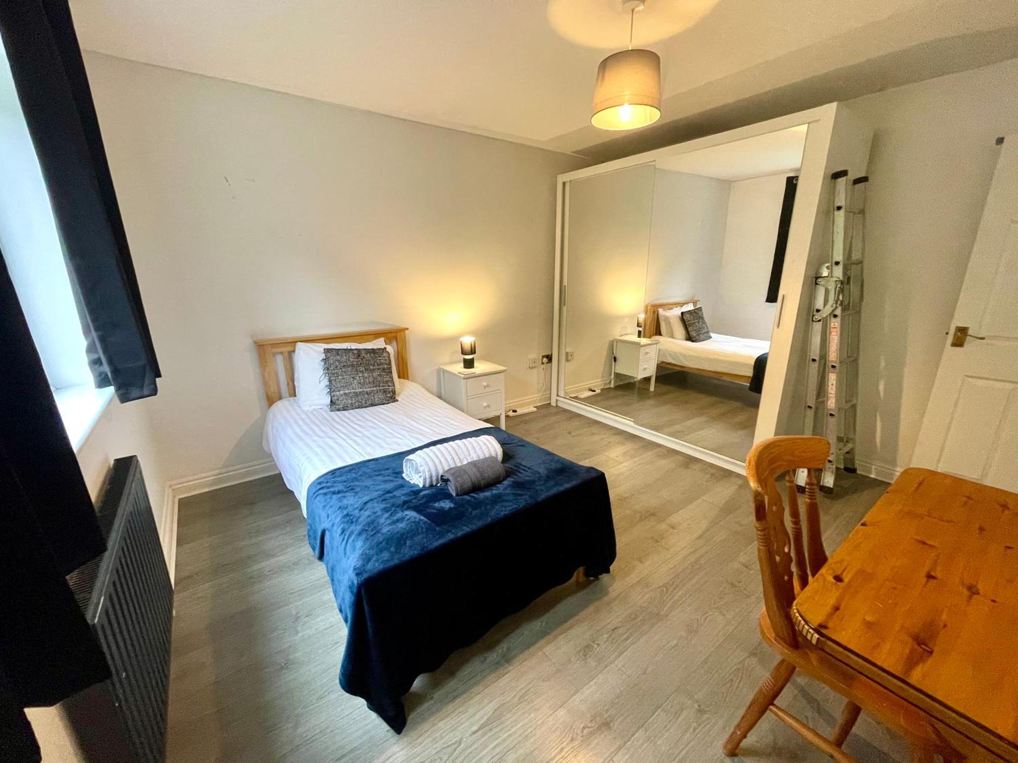 סטאנסטד מאונטפיצ'ט Large 5 Bed Detached House Near Stansted Airport With Parking For 2 Vehicles! Stansted Stays מראה חיצוני תמונה