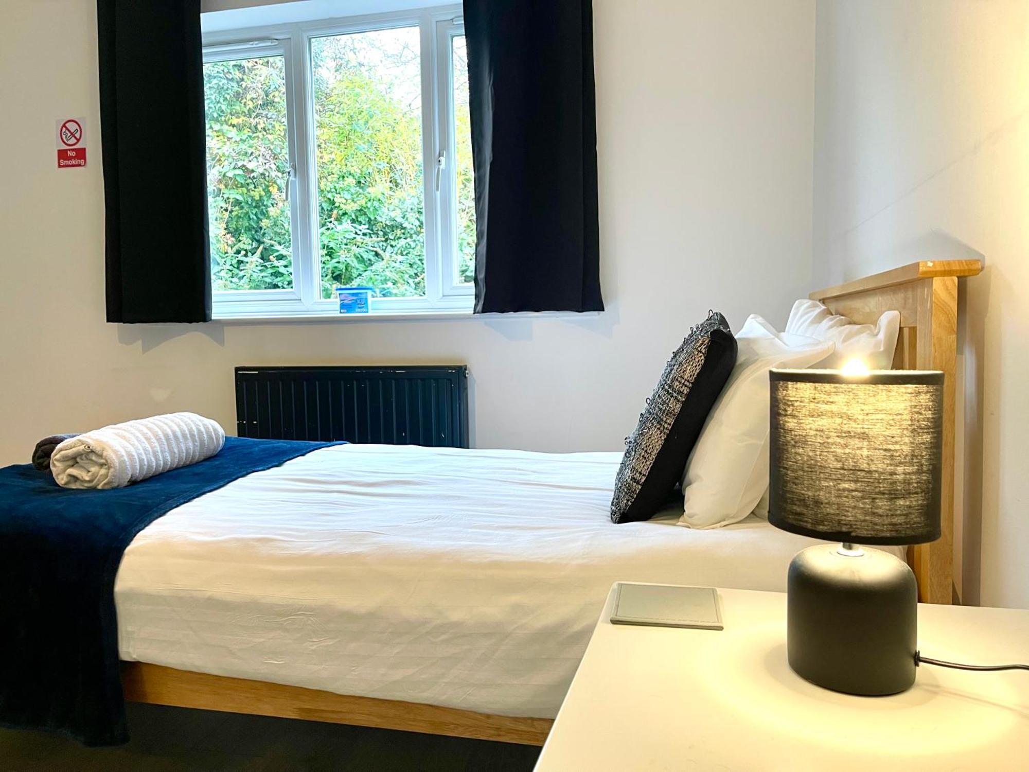 סטאנסטד מאונטפיצ'ט Large 5 Bed Detached House Near Stansted Airport With Parking For 2 Vehicles! Stansted Stays מראה חיצוני תמונה