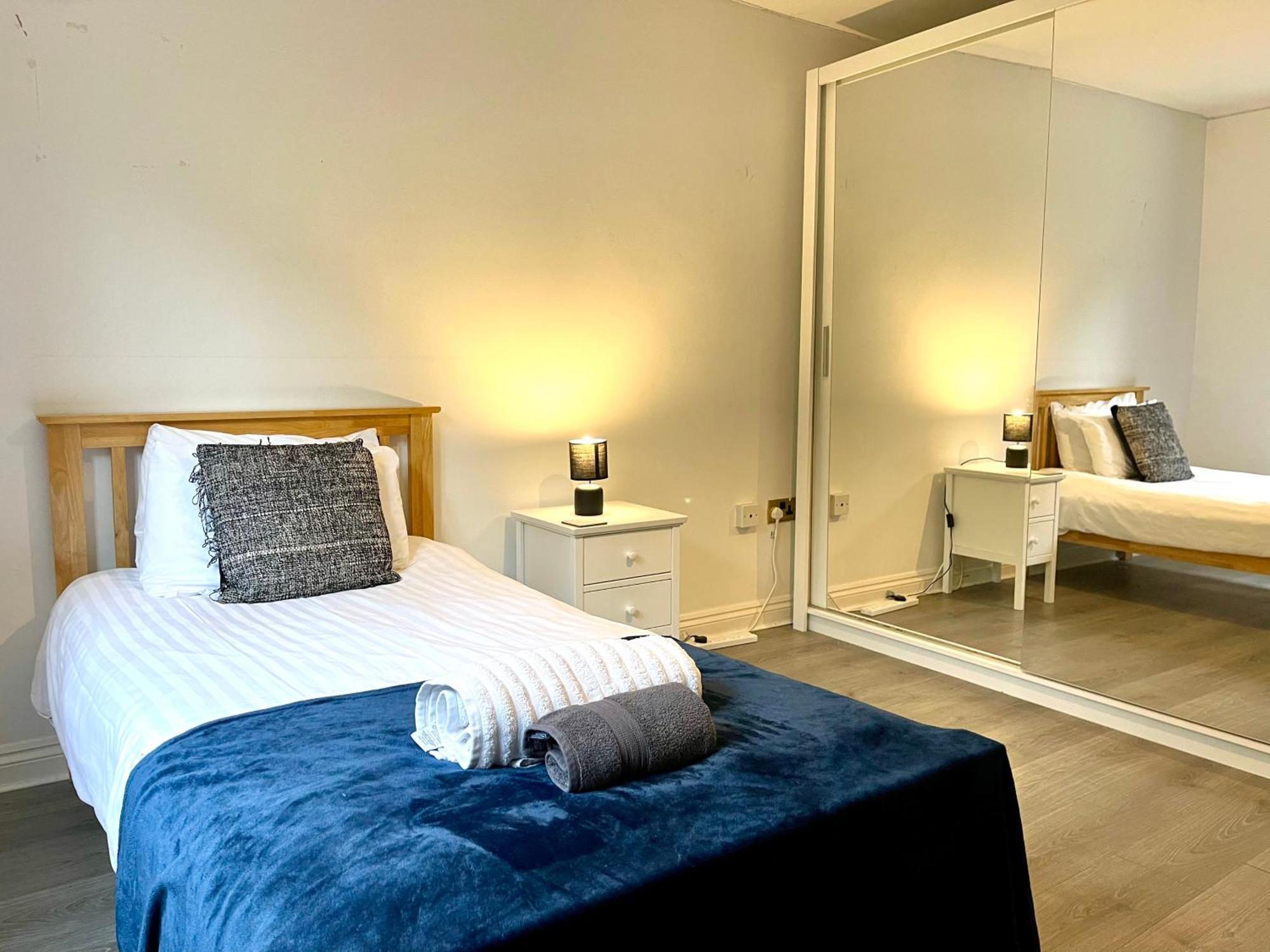 סטאנסטד מאונטפיצ'ט Large 5 Bed Detached House Near Stansted Airport With Parking For 2 Vehicles! Stansted Stays מראה חיצוני תמונה
